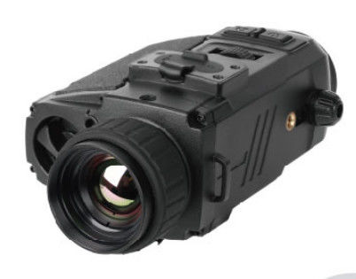 منظار أحادي التصوير الحراري FW-DS335P مع شاشة OLED بدقة 1440 × 1080، ببعد بؤري 35 مم F1.0، ومقاوم للماء والغبار بمعيار IP67، وجهاز تصوير حراري بالأشعة تحت الحمراء التكتيكي